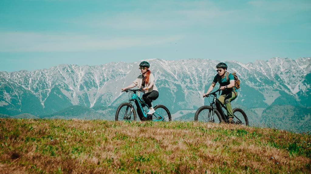 Bicyclists: mountains